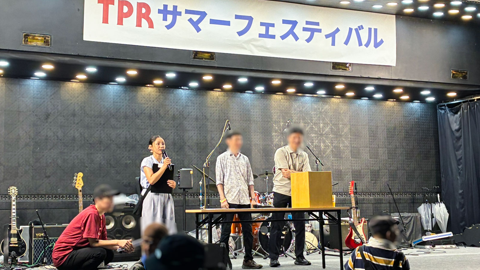 MCの熊谷志帆さんによる抽選会の様子