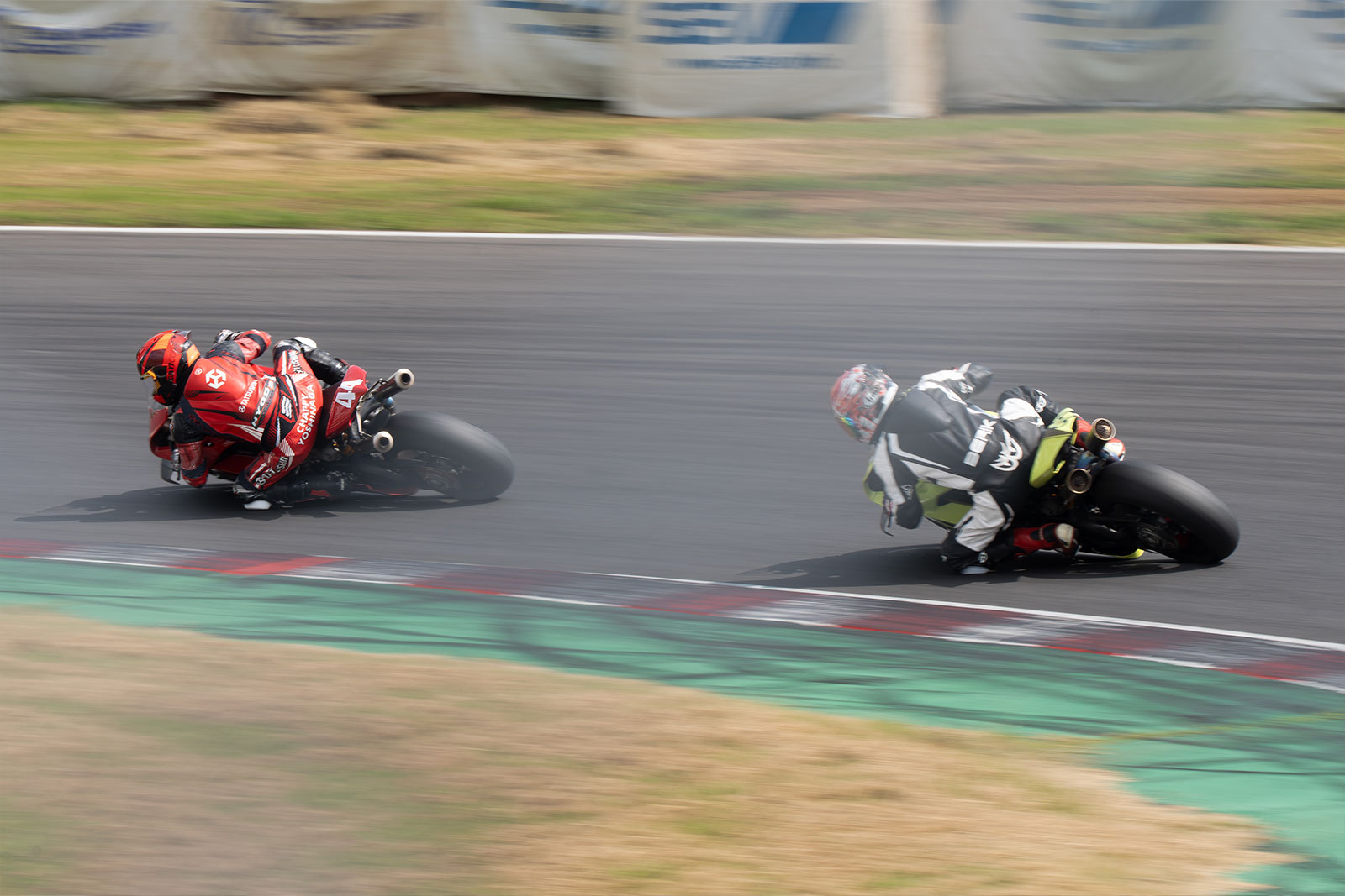 バイクの流し撮り
